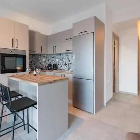 Sandra Seaview Neos Marmaras