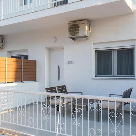 Sandra Seaview Neos Marmaras