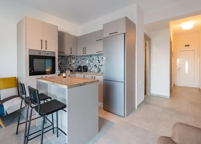 Sandra Seaview Neos Marmaras